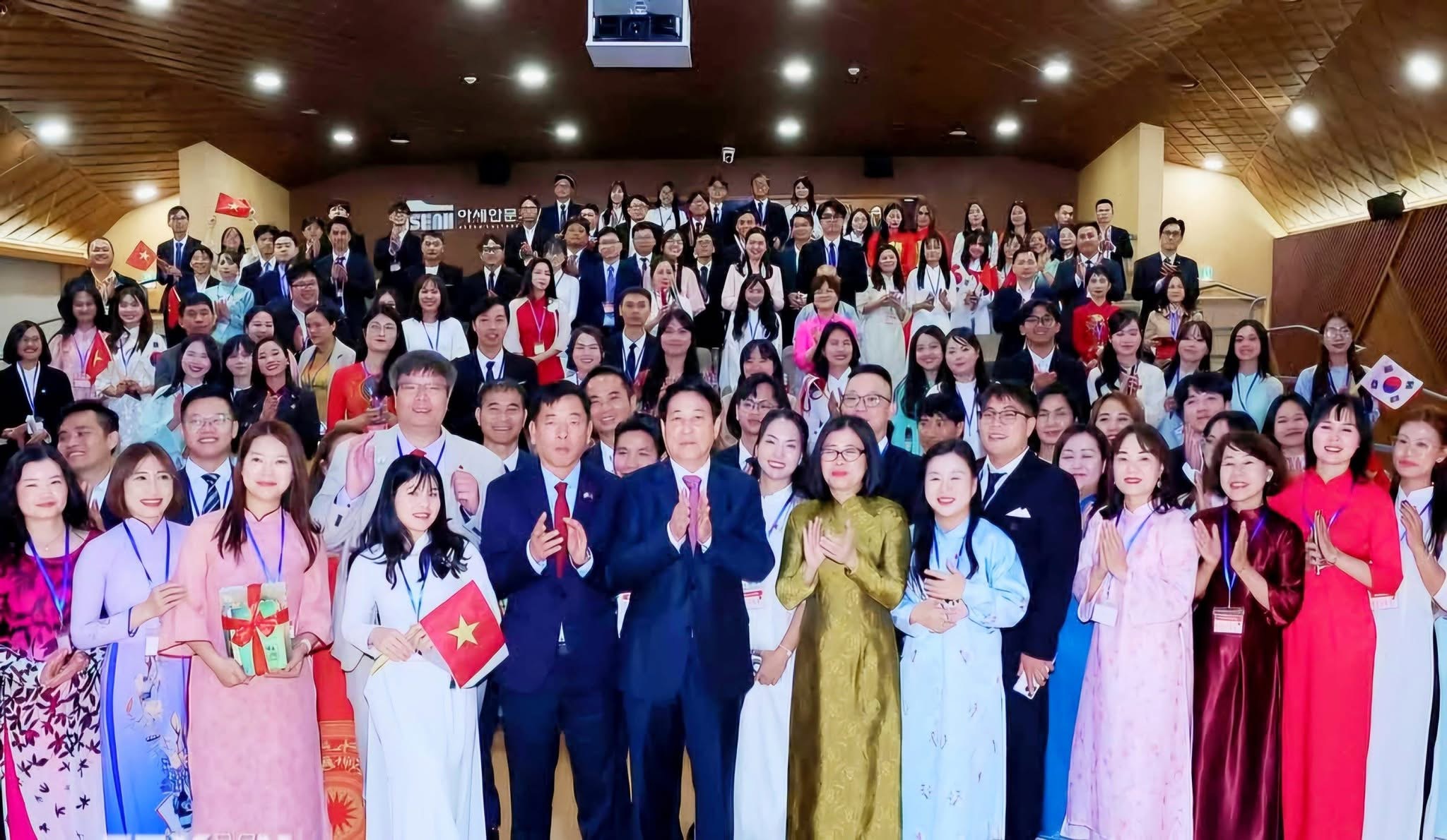 Đại diện BAViK cùng kiều bào tại Hàn Quốc trong chương trình đón Chủ tịch nước Lương Cường